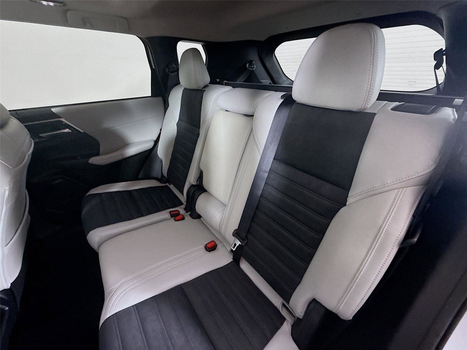 New 2026 Mitsubishi Outlander SE image 16