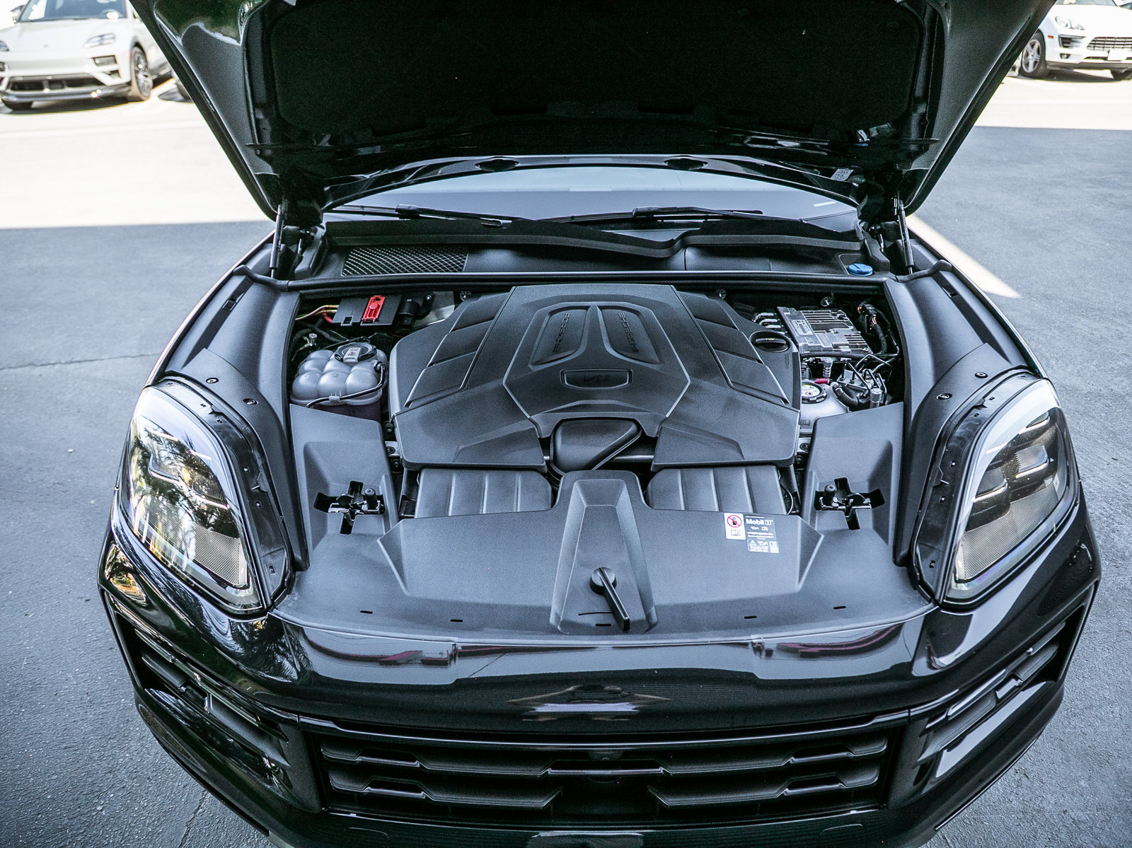 Certified 2025 Porsche Cayenne E-Hybrid Coupe AWD/4WD image 22