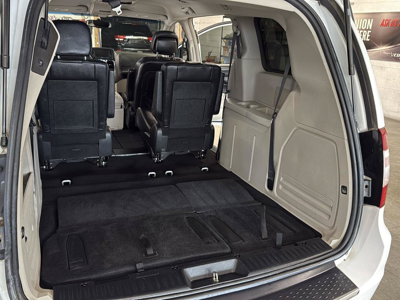 Used 2015 Chrysler Town & Country Touring FWD image 42