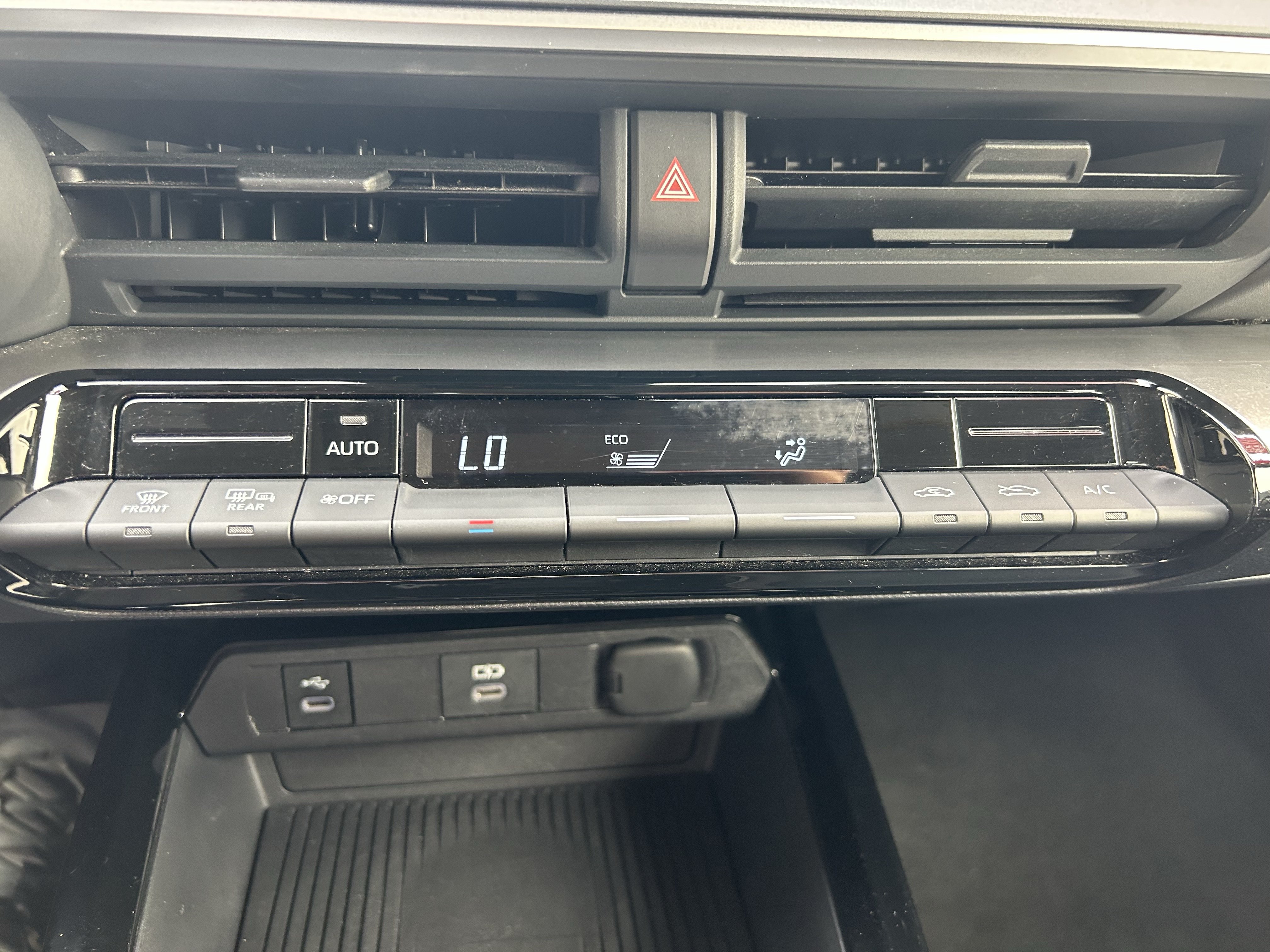 Used 2024 Toyota Prius LE FWD image 28