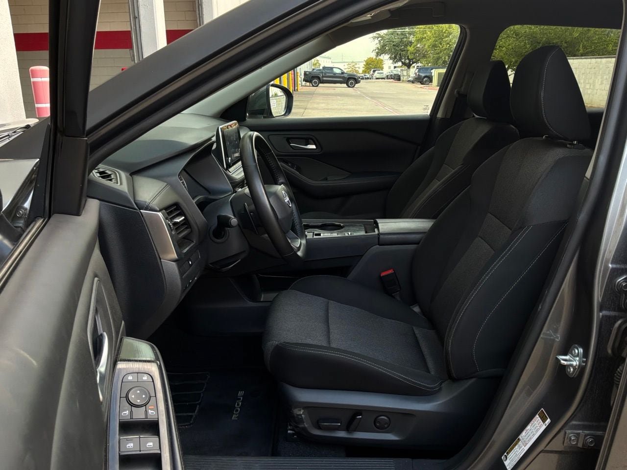 Used 2025 Nissan Rogue SV FWD image 10