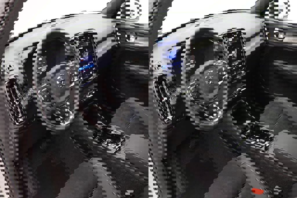 Used 2025 Volvo XC40 B5 Plus image 14