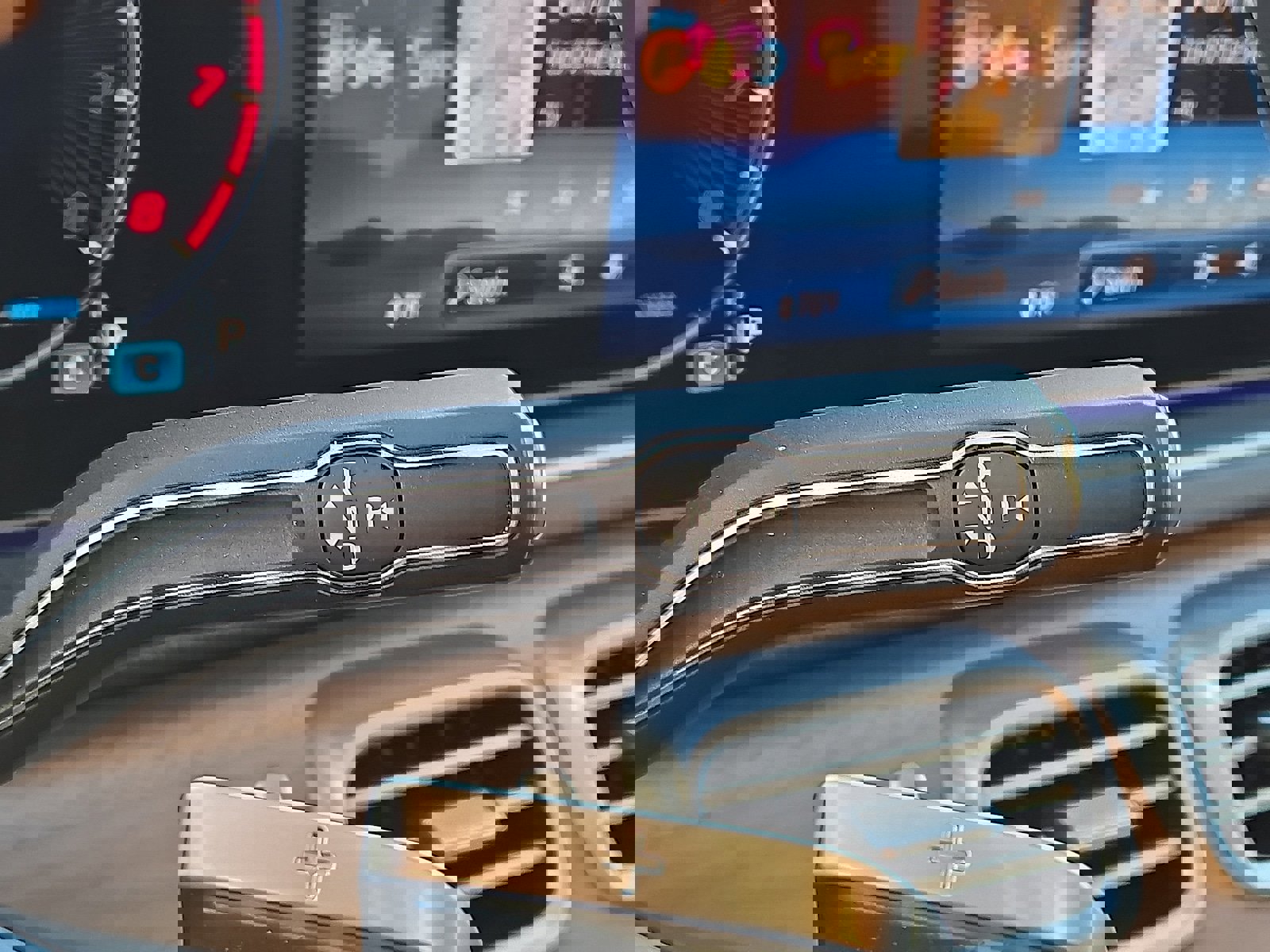 Used 2024 Mercedes-Benz GLE 350 4MATIC w/ AMG Line Exterior image 16