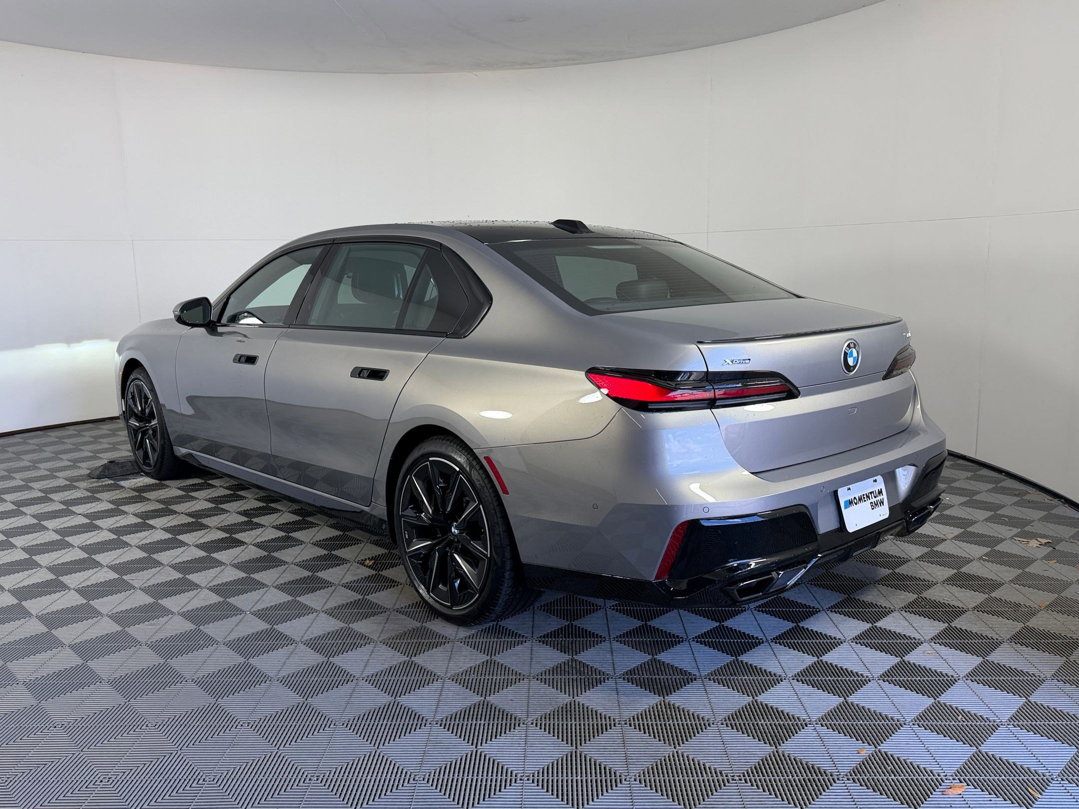 Certified 2024 BMW 760i xDrive w/ Executive Package AWD/4WD image 3