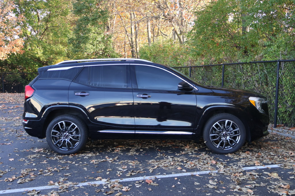 Used 2024 GMC Terrain Denali w/ Black Diamond Edition AWD/4WD image 11