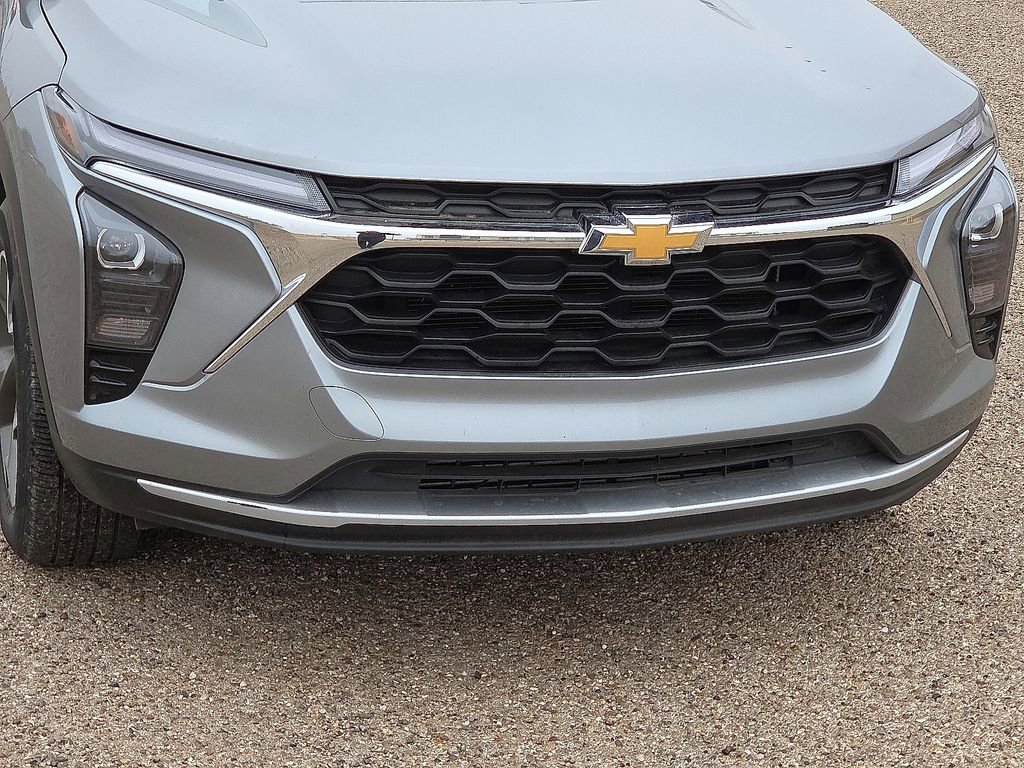 Used 2025 Chevrolet Trax LT w/ LT Convenience Package image 9