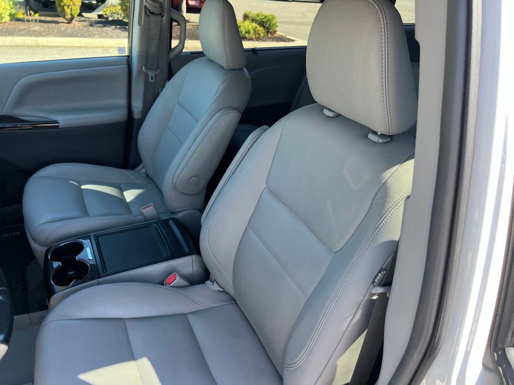 Used 2018 Toyota Sienna XLE w/ XLE Navigation Package FWD image 14