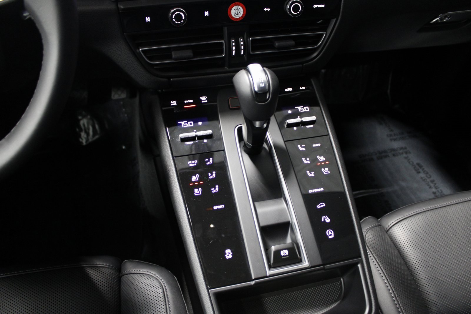 Certified 2025 Porsche Macan image 32