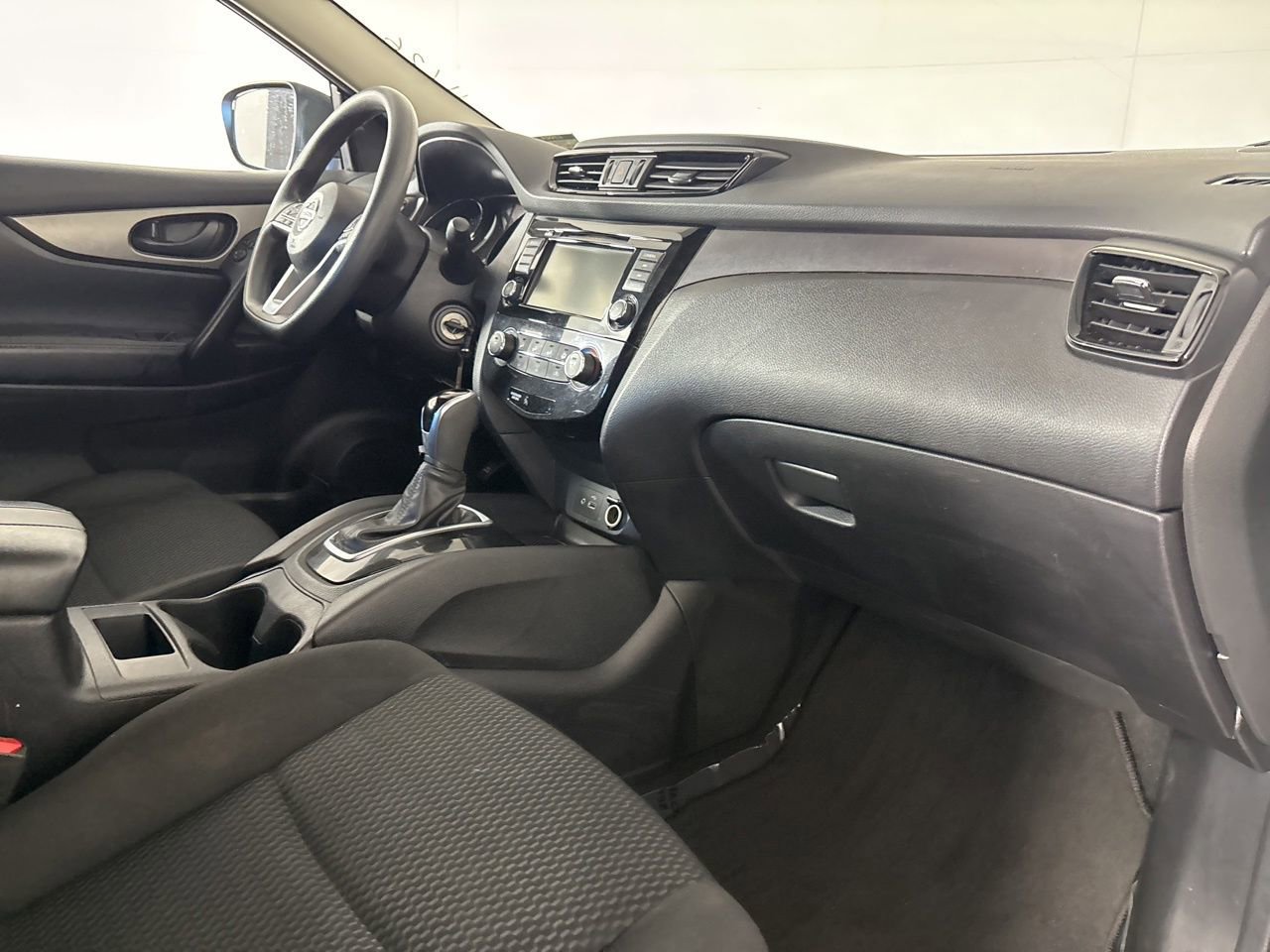 Used 2020 Nissan Rogue Sport S image 29