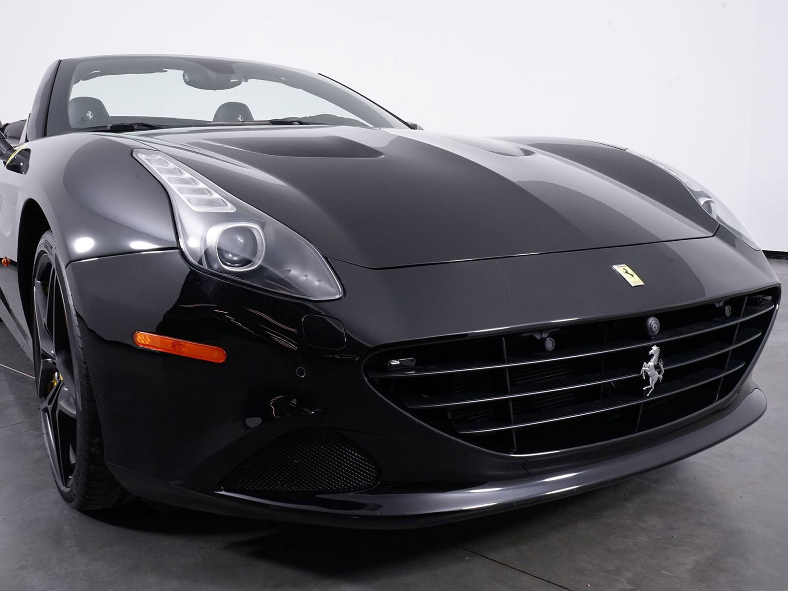 Used 2016 Ferrari California T image 19