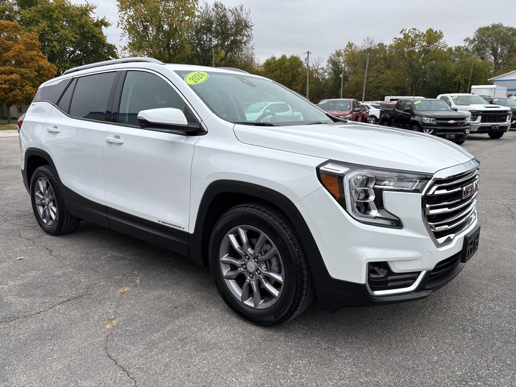 Used 2024 GMC Terrain SLT image 3