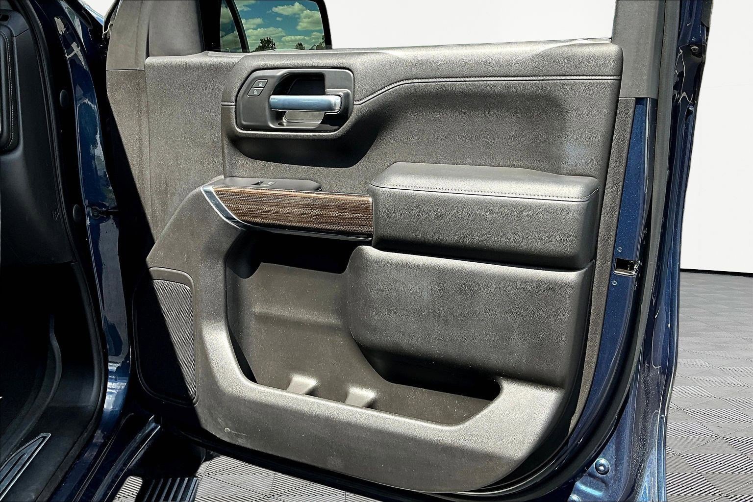 Used 2020 Chevrolet Silverado 1500 LT w/ LT Value Package AWD/4WD image 28