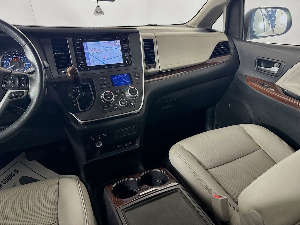 Used 2018 Toyota Sienna Limited Premium w/ Carpet Mat Package image 28