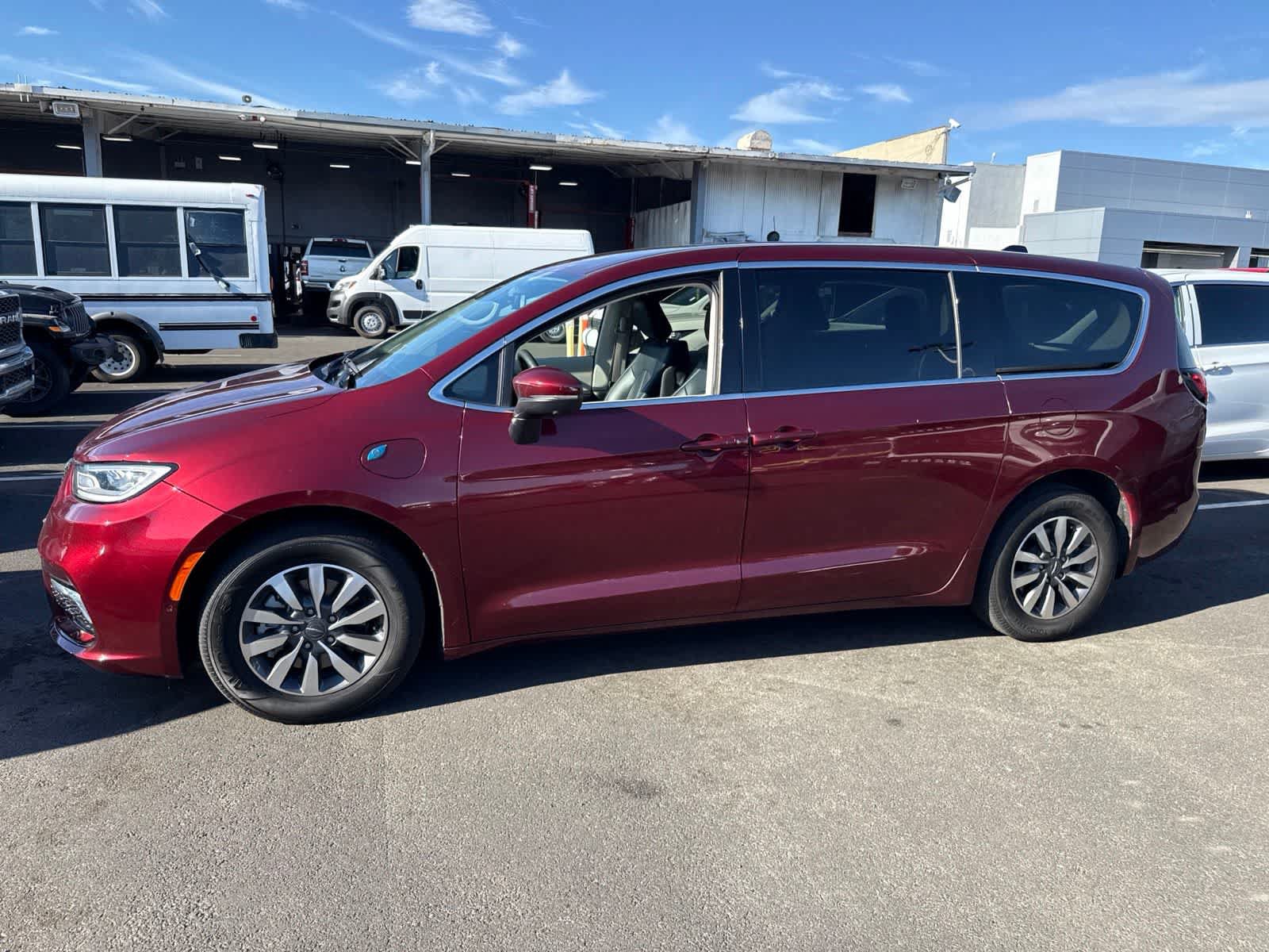 Used 2023 Chrysler Pacifica Touring-L FWD image 2
