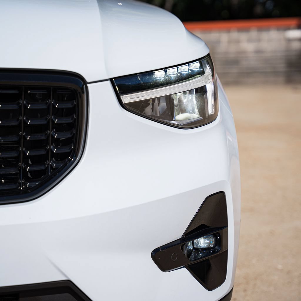 Certified 2024 Volvo XC40 B5 Plus w/ Protection Package Premier AWD/4WD image 3