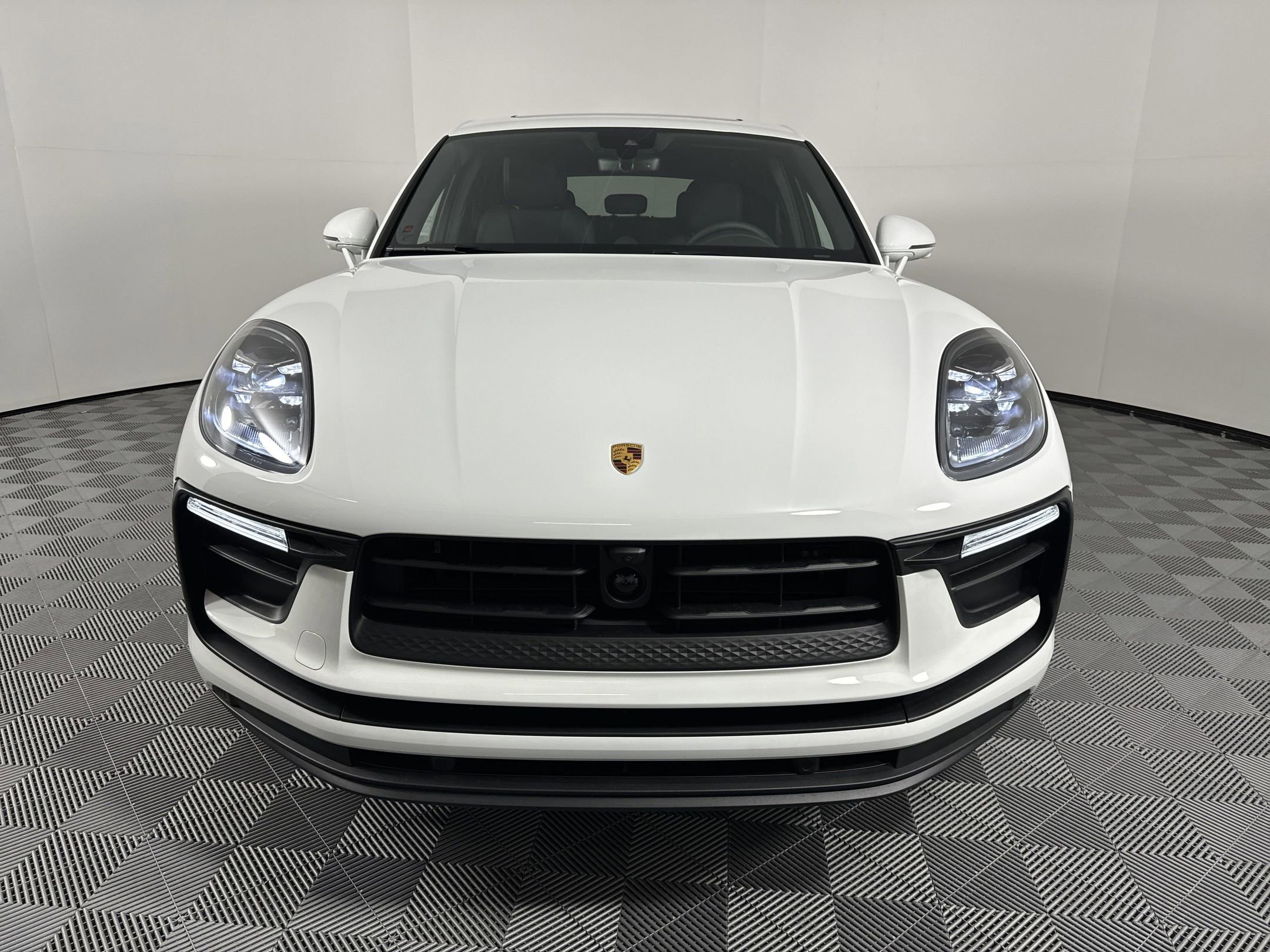 Certified 2025 Porsche Macan image 9