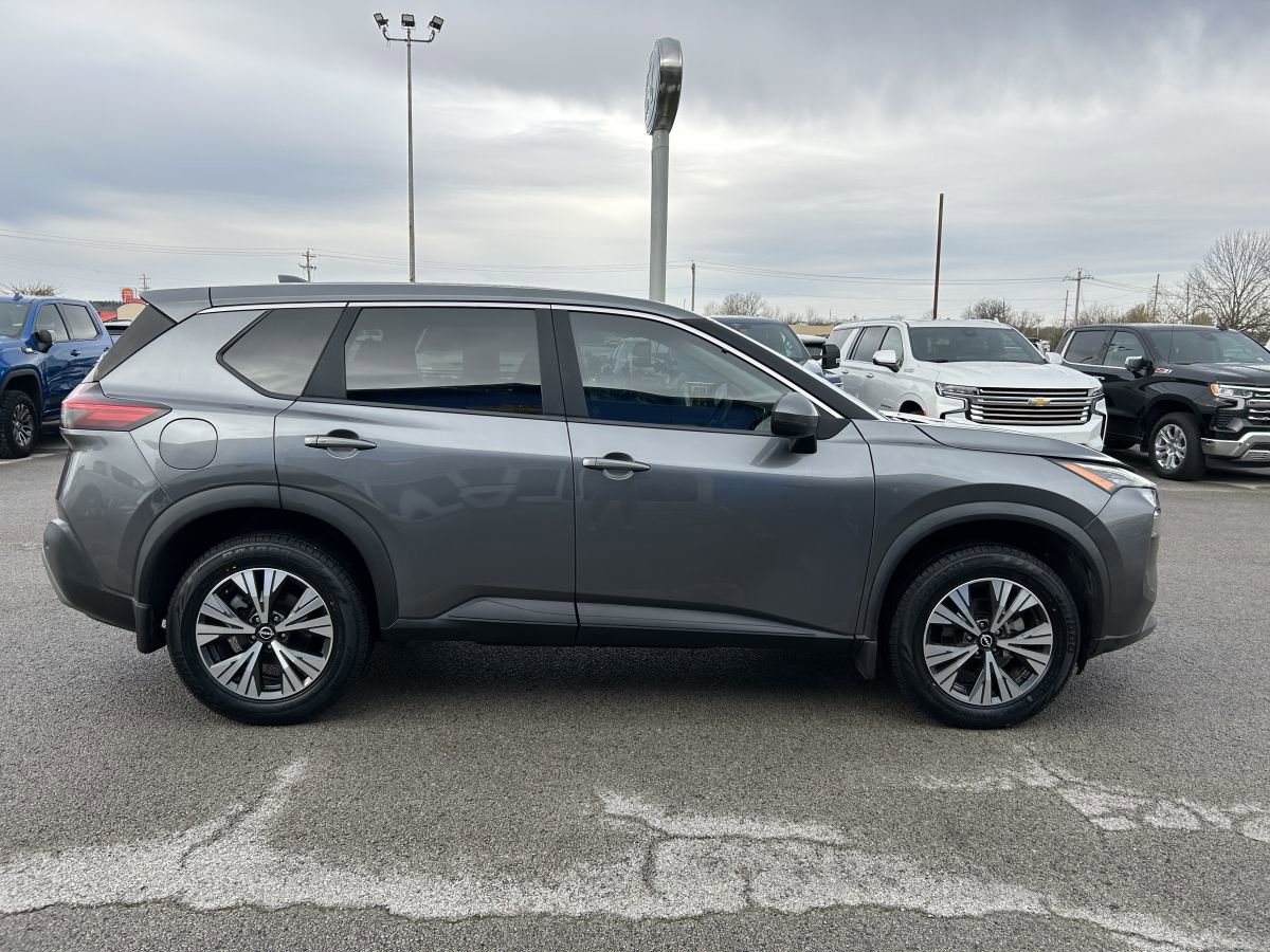 Used 2022 Nissan Rogue SV image 3