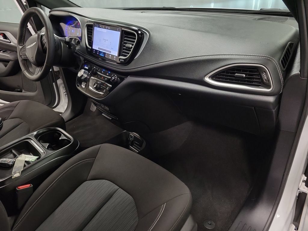 Used 2024 Chrysler Pacifica Touring FWD image 23