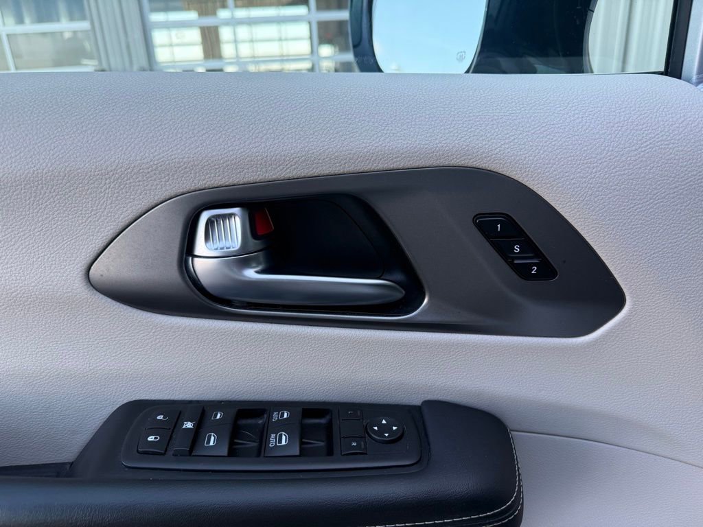 Used 2024 Chrysler Pacifica Touring-L image 7
