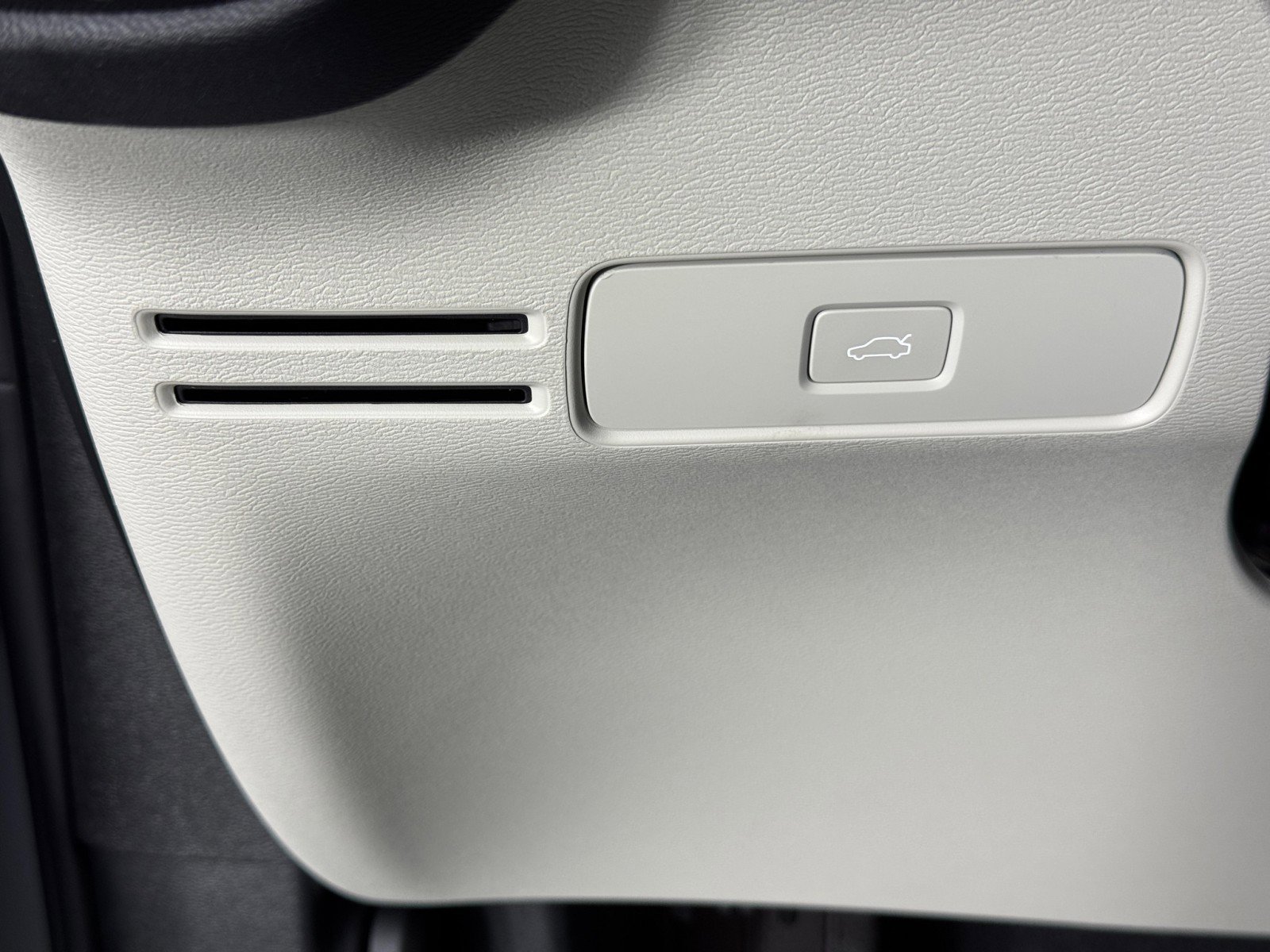 Used 2024 Volvo XC40 B5 Ultimate w/ Protection Package Premier image 19