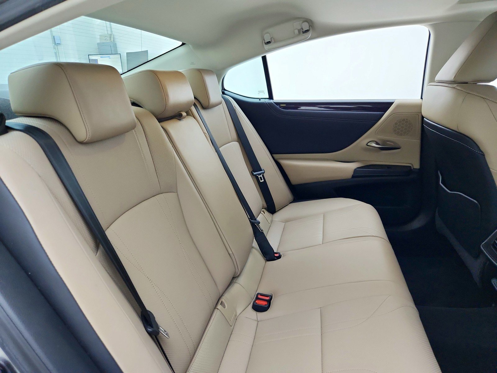 Used 2019 Lexus ES 300h w/ Accessory Package 2 FWD image 32
