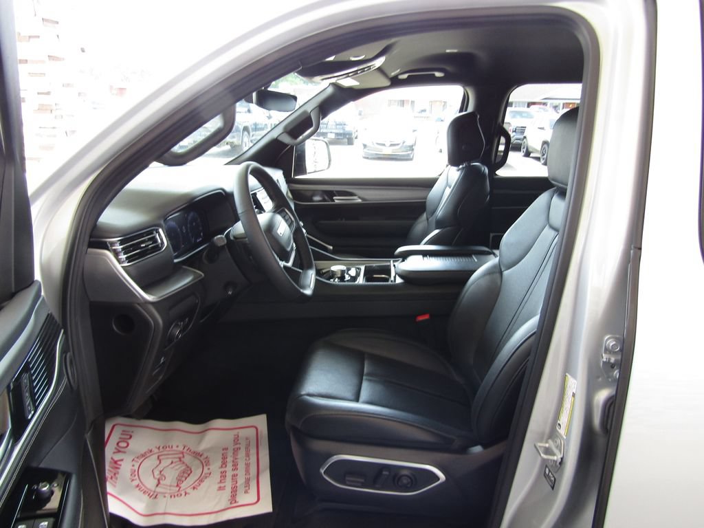 Used 2025 Jeep Wagoneer L Series II AWD/4WD image 28