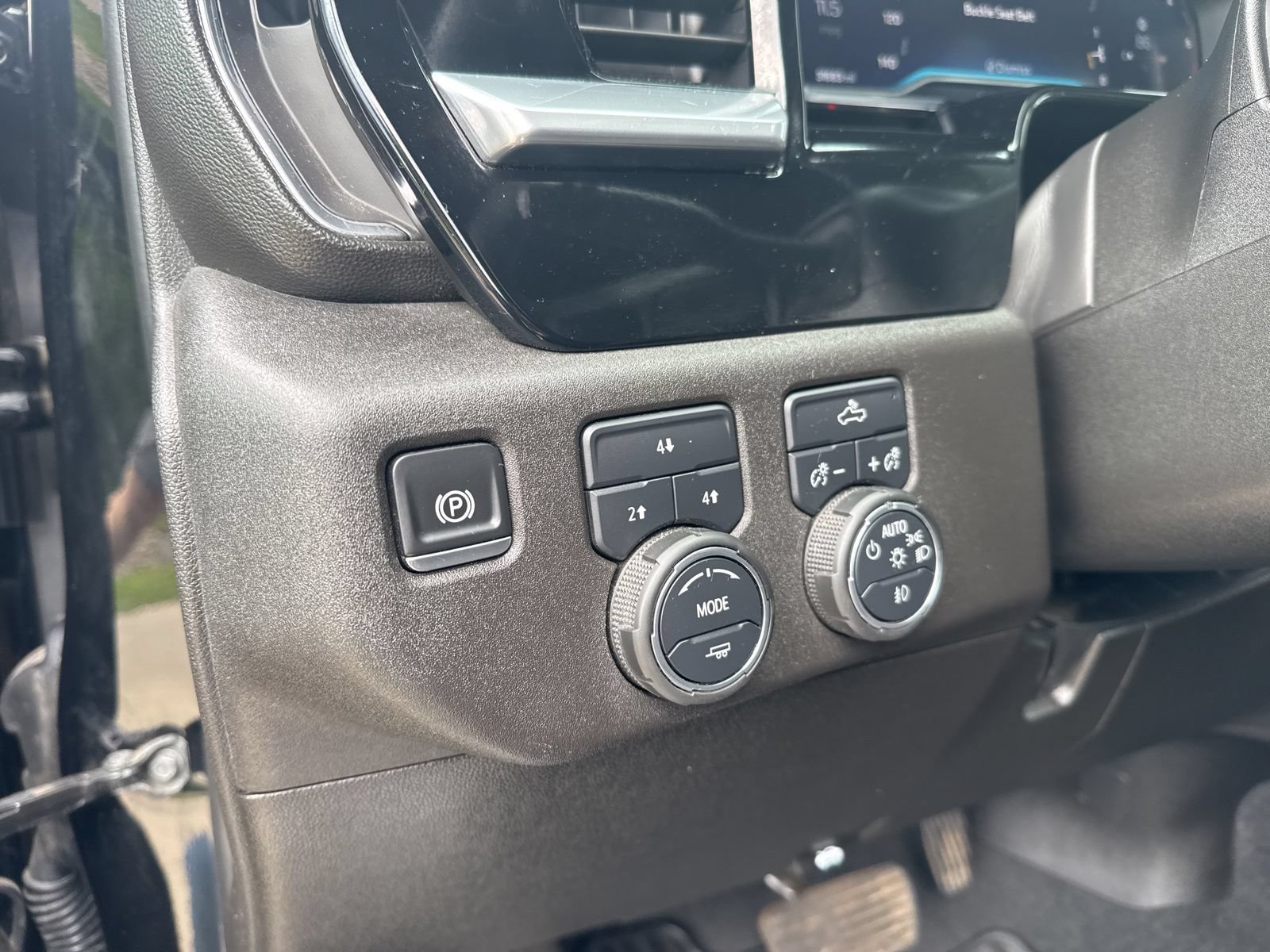 Used 2025 Chevrolet Silverado 2500 LT w/ Convenience Package AWD/4WD image 25