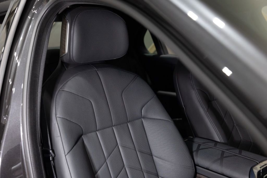 Used 2025 BMW i7 xDrive60 AWD/4WD image 34