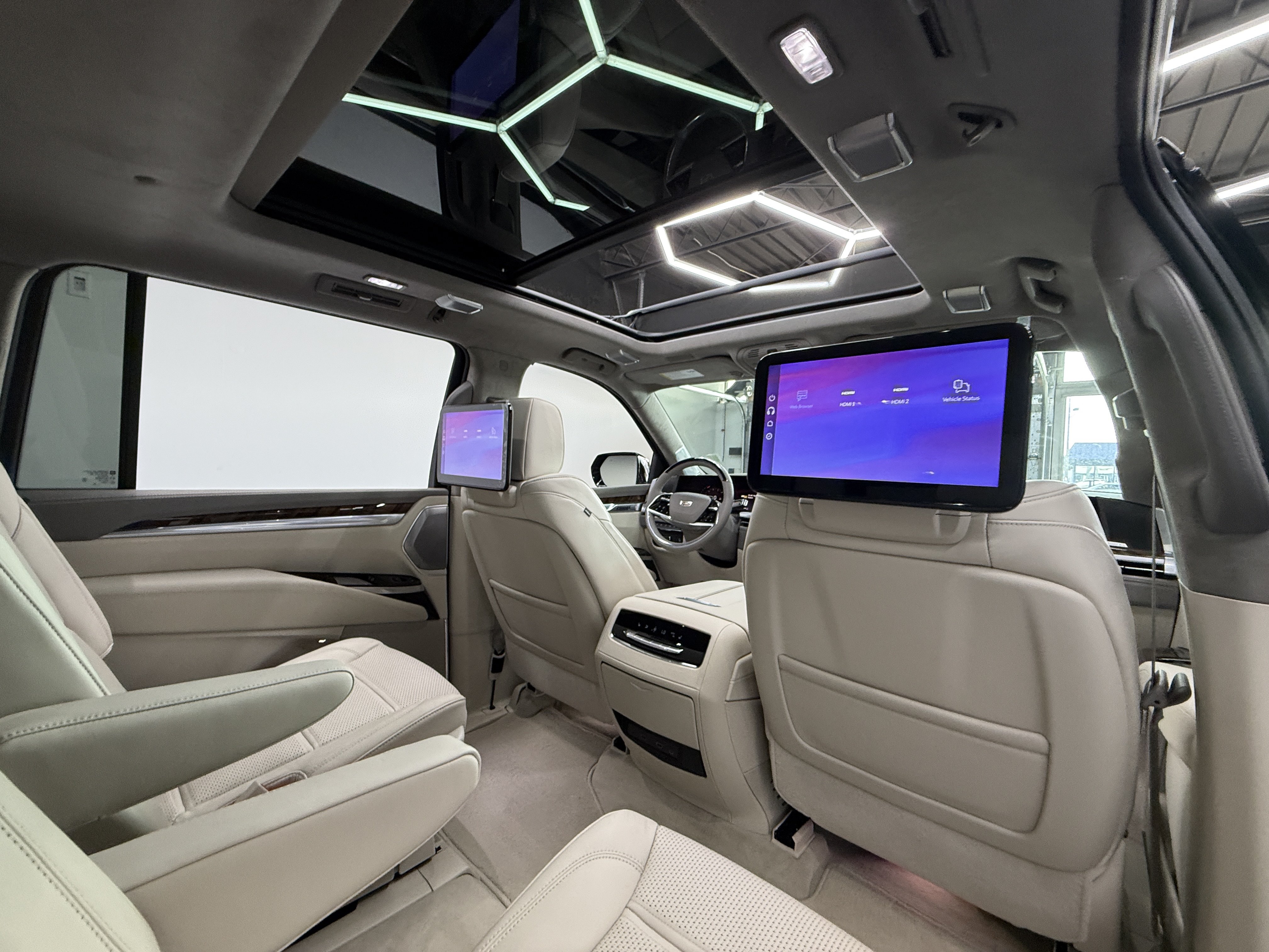 Used 2026 Cadillac Escalade ESV Platinum Sport AWD/4WD image 33