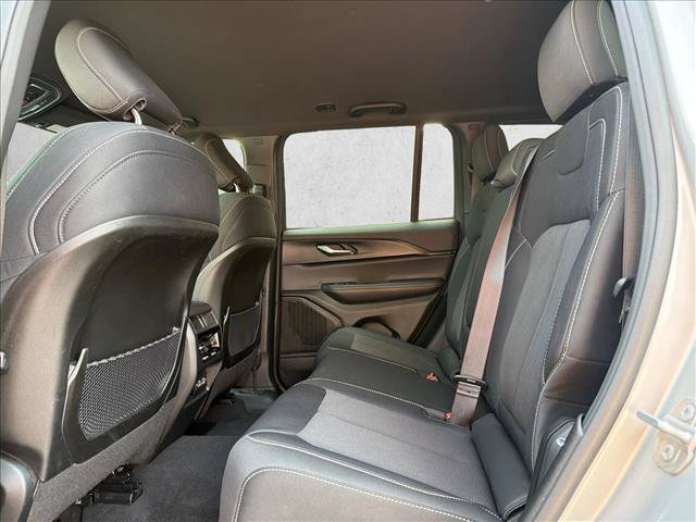 Used 2024 Jeep Grand Cherokee Laredo w/ Luxury Tech Group I AWD/4WD image 22