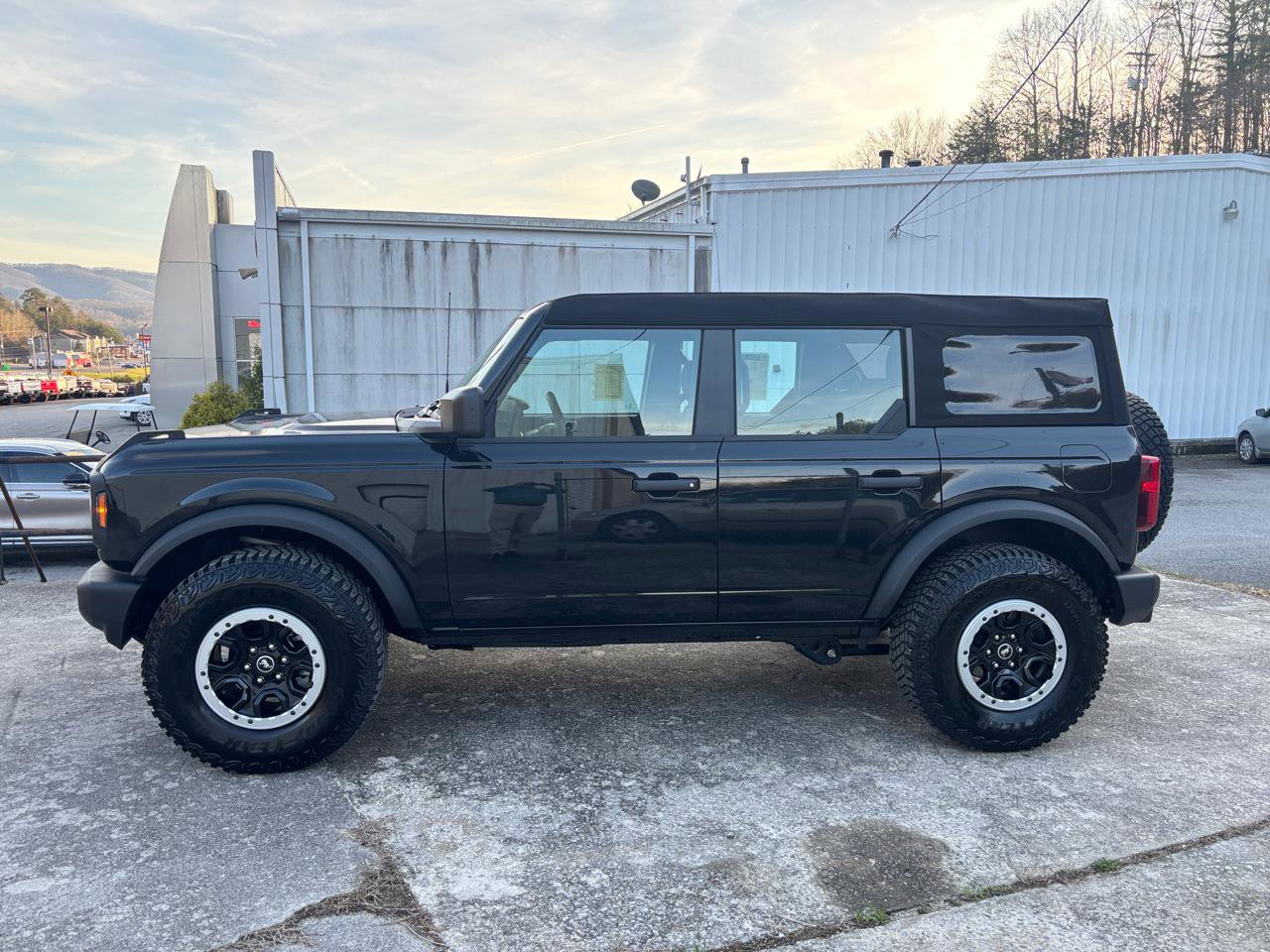 New 2025 Ford Bronco 4-Door image 2