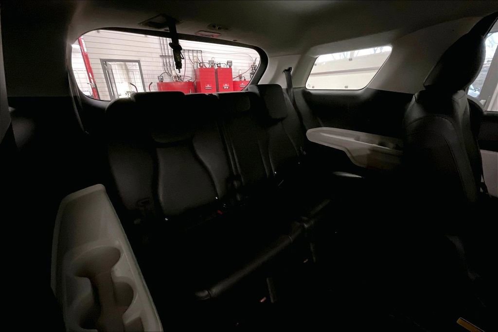 Used 2022 Kia Carnival LX w/ Paint Protection Package FWD image 32