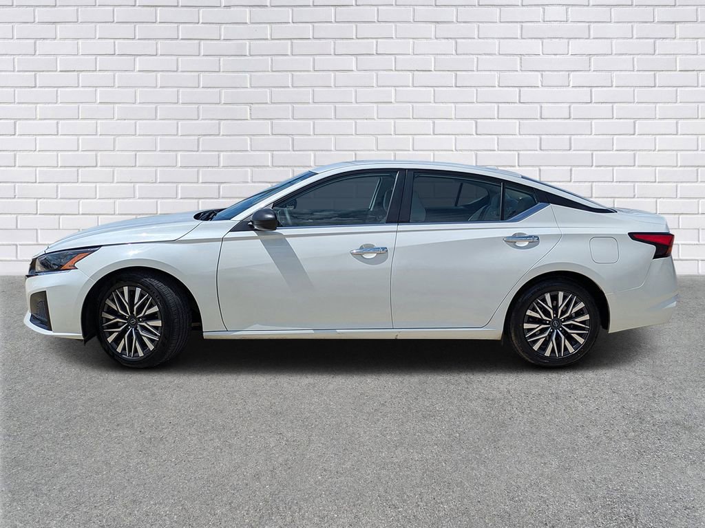 Used 2025 Nissan Altima 2.5 SV FWD image 2