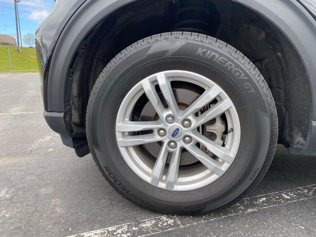 Used 2024 Ford Explorer XLT w/ Equipment Group 202A AWD/4WD image 19
