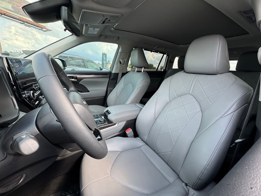 Used 2025 Toyota Highlander Platinum AWD/4WD image 14