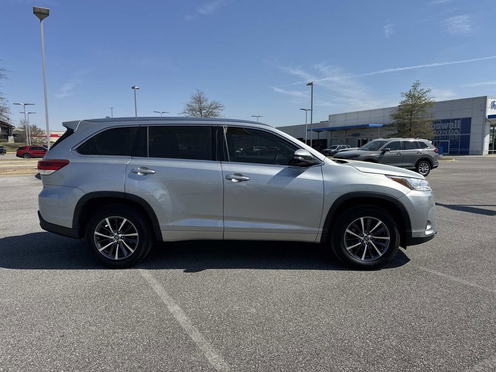 Used 2018 Toyota Highlander XLE image 2