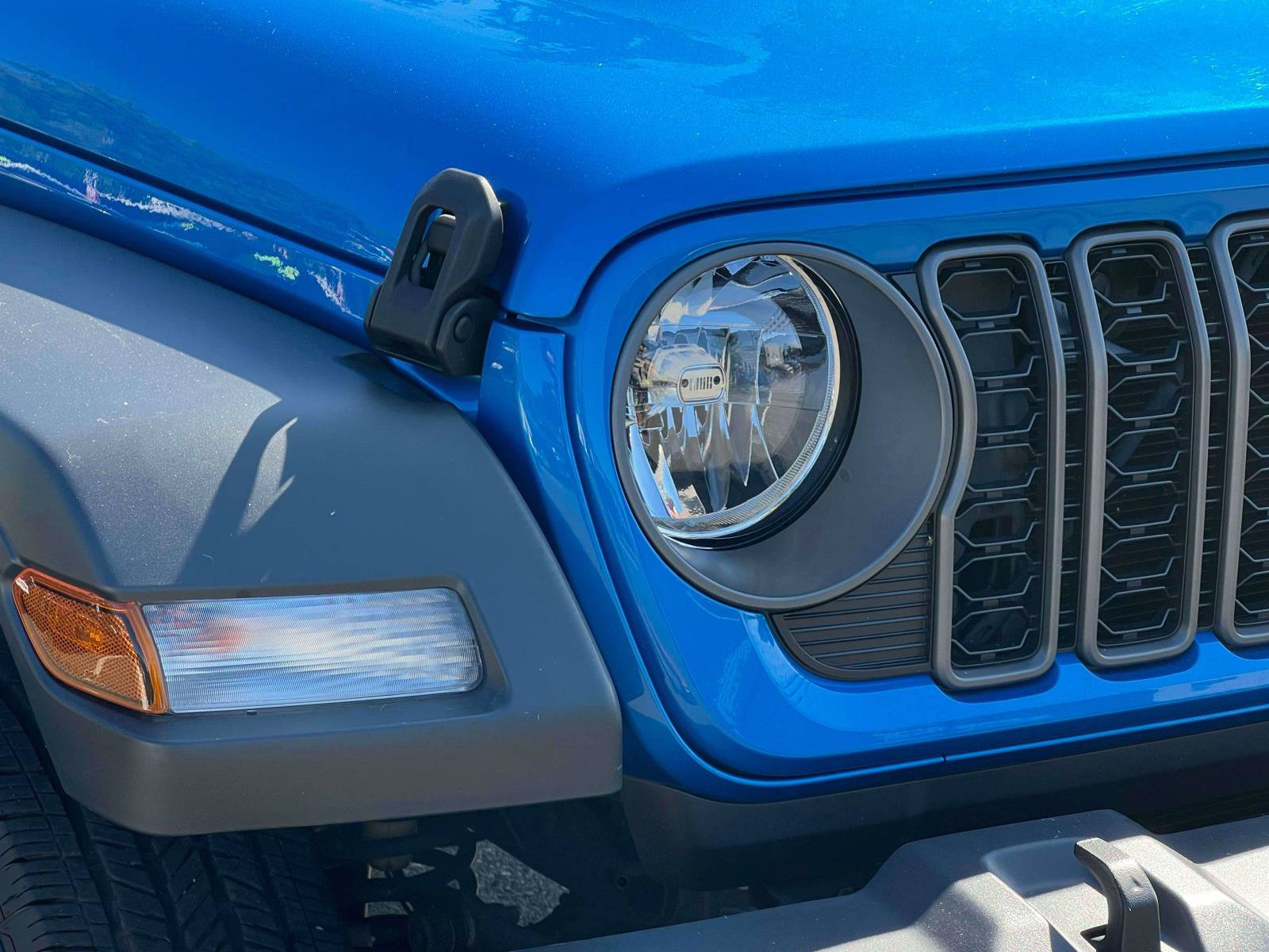 Used 2025 Jeep Gladiator Sport AWD/4WD image 6