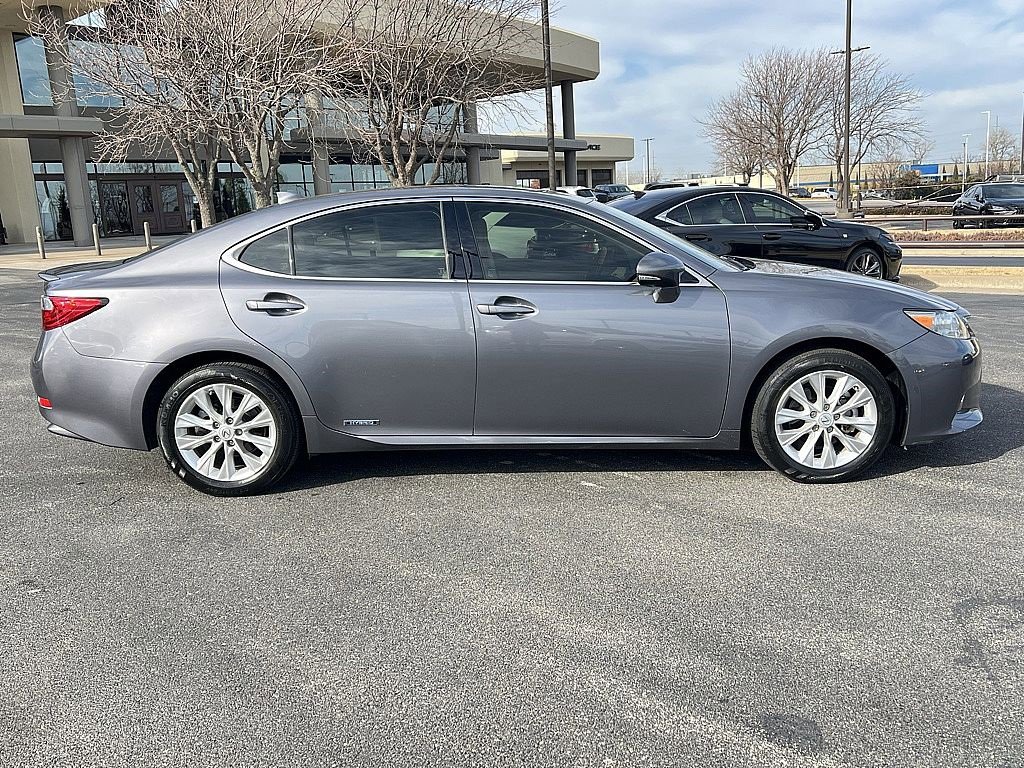 Used 2015 Lexus ES 300h image 2
