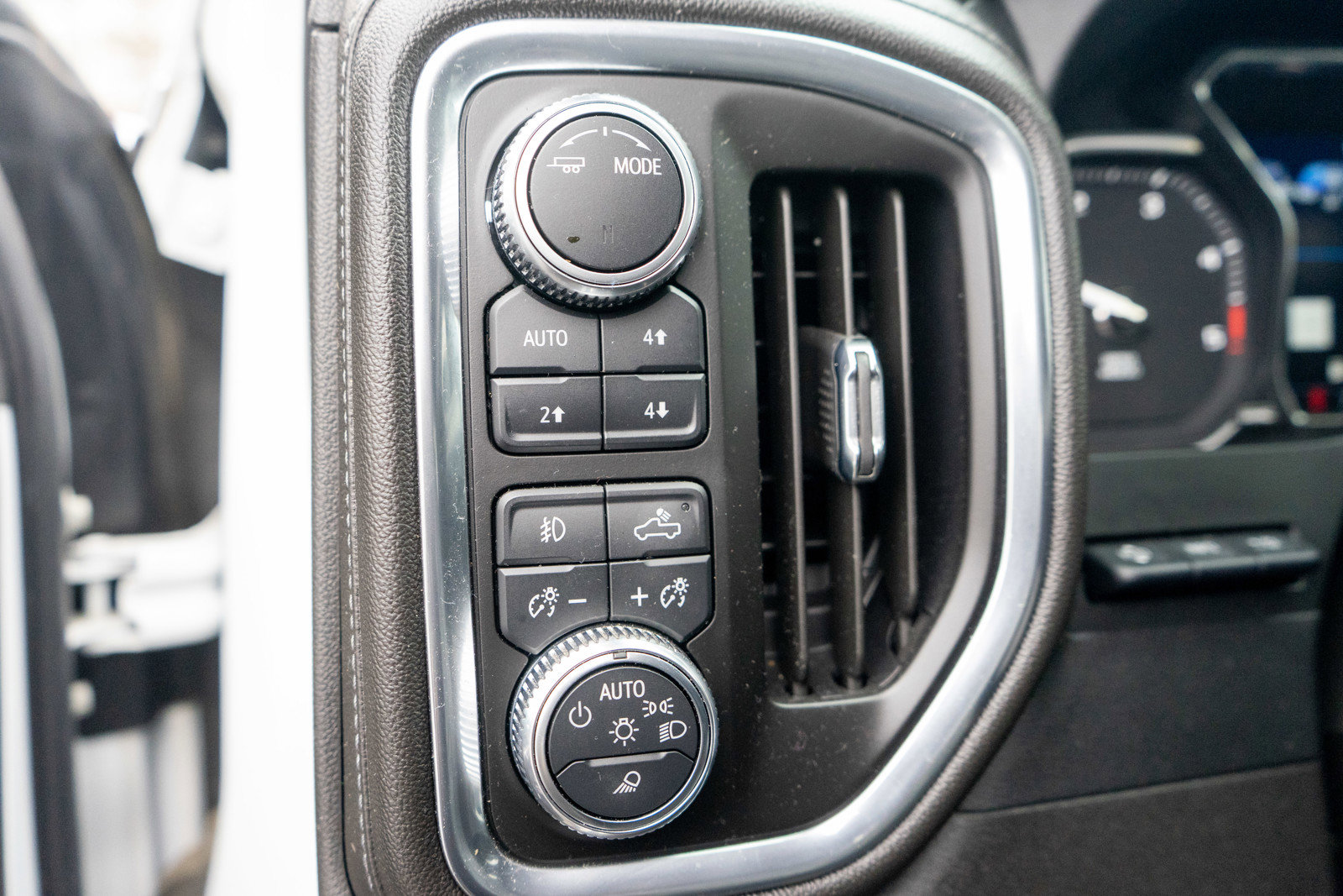 Used 2022 GMC Sierra 3500 Denali w/ Denali Ultimate Package image 16