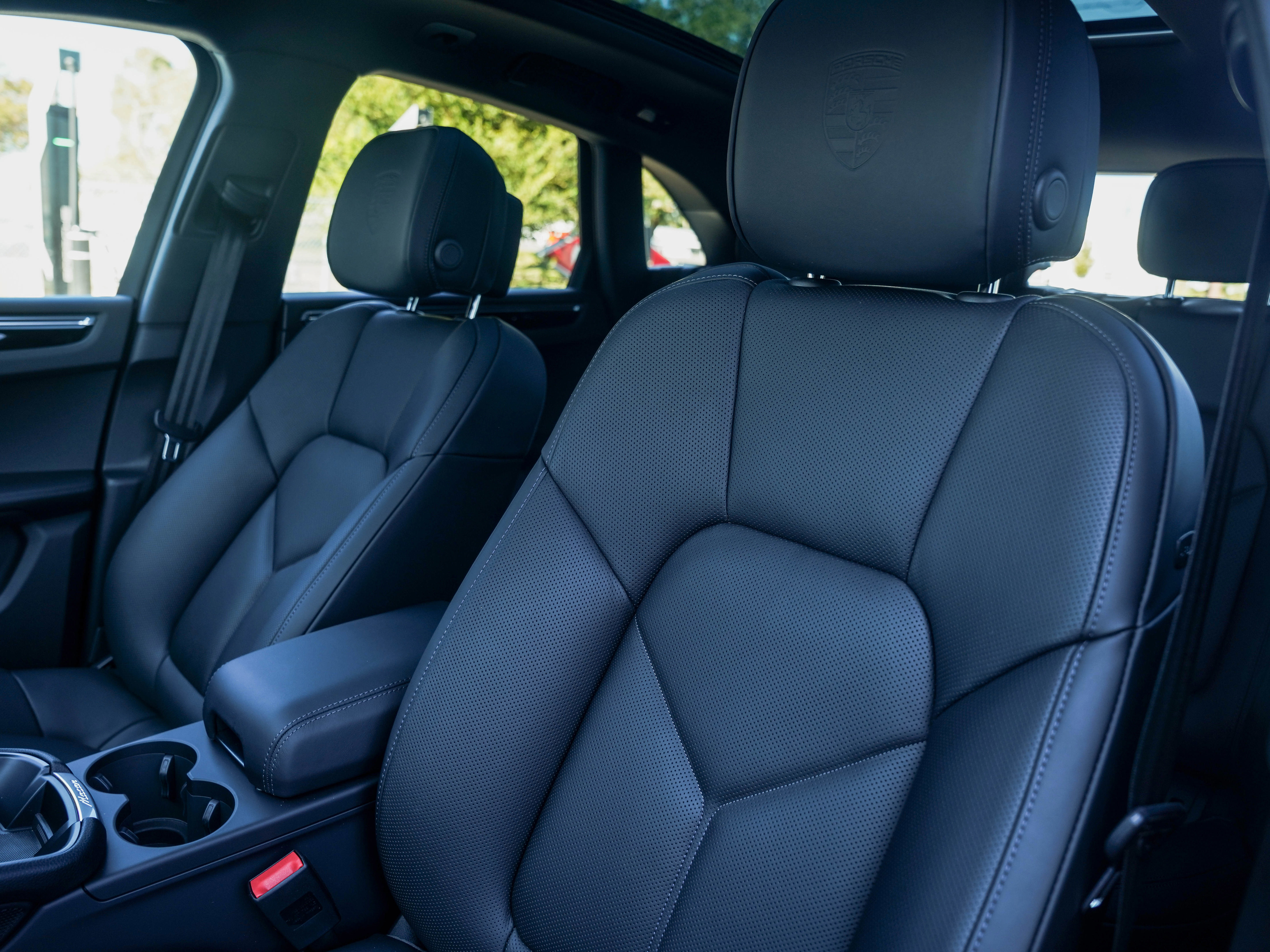 Certified 2026 Porsche Macan Turbo AWD/4WD image 5