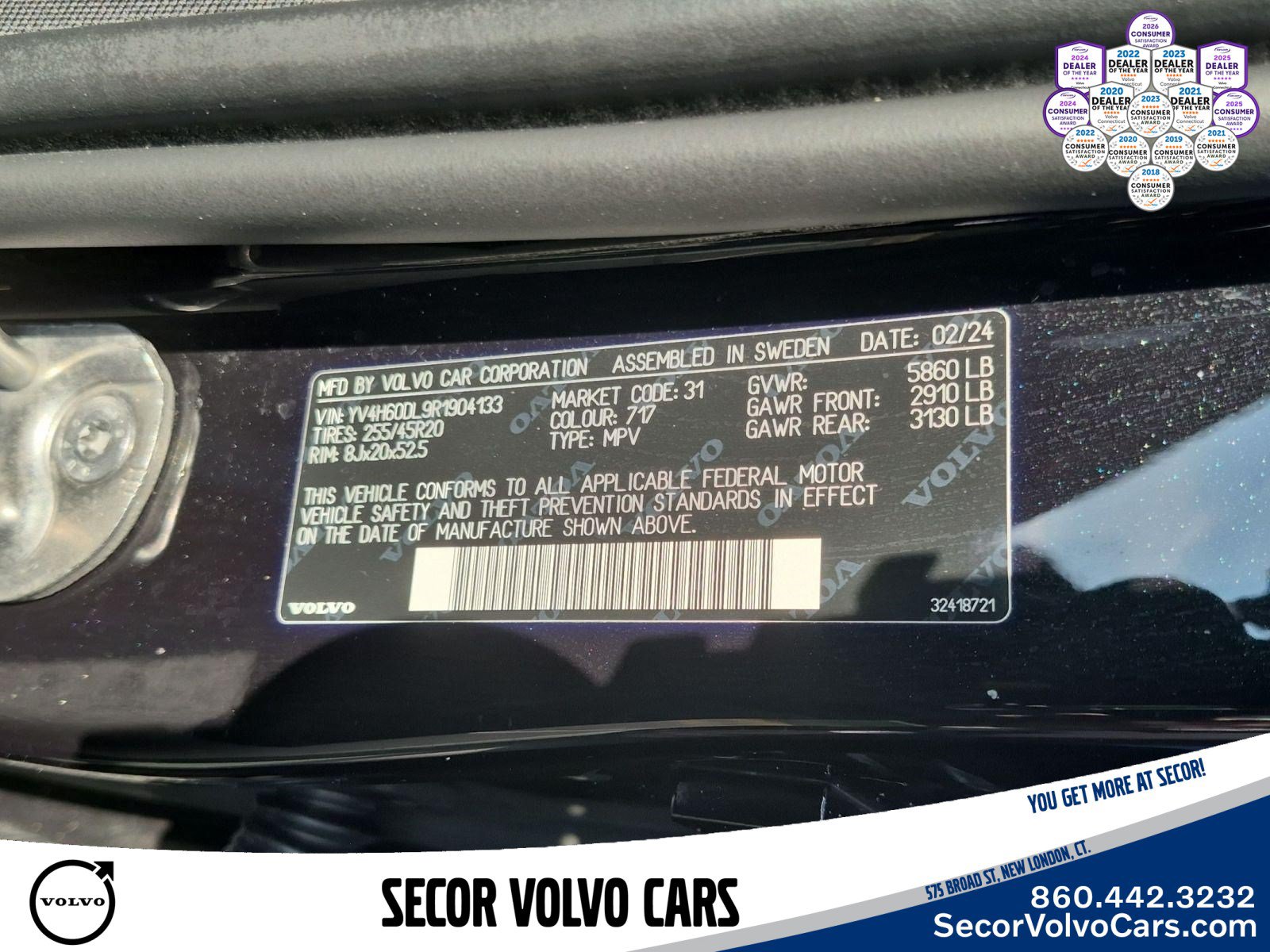 Certified 2024 Volvo XC60 T8 Plus w/ Protection Package Premier AWD/4WD image 27