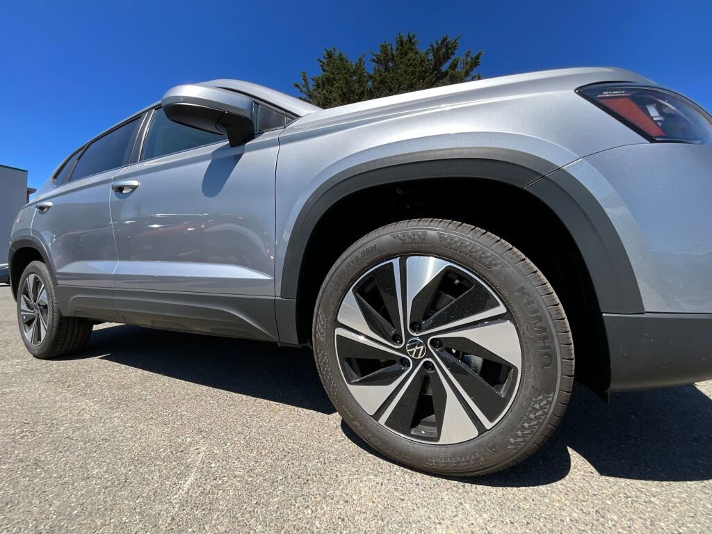 New 2025 Volkswagen Taos SE image 9