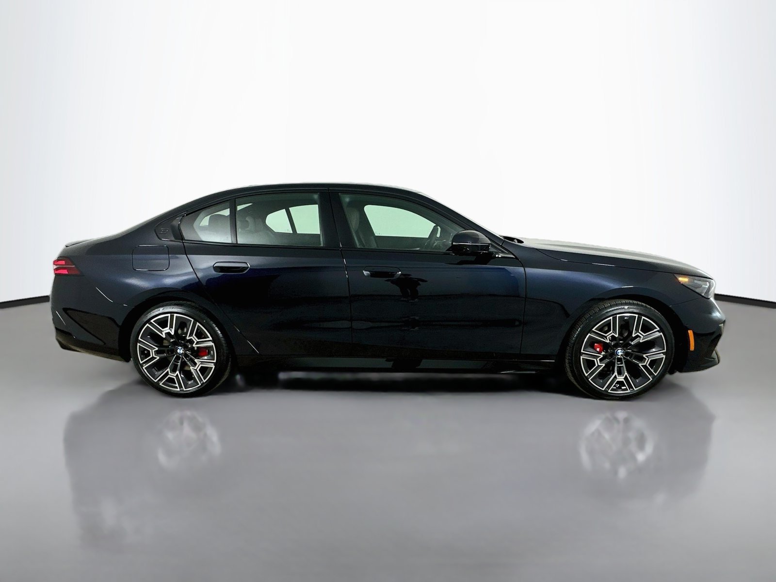 New 2027 BMW 530i xDrive w/ M Sport Package AWD/4WD image 4