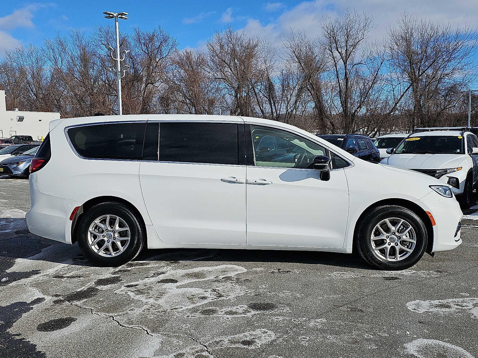 Used 2024 Chrysler Pacifica Touring-L image 7