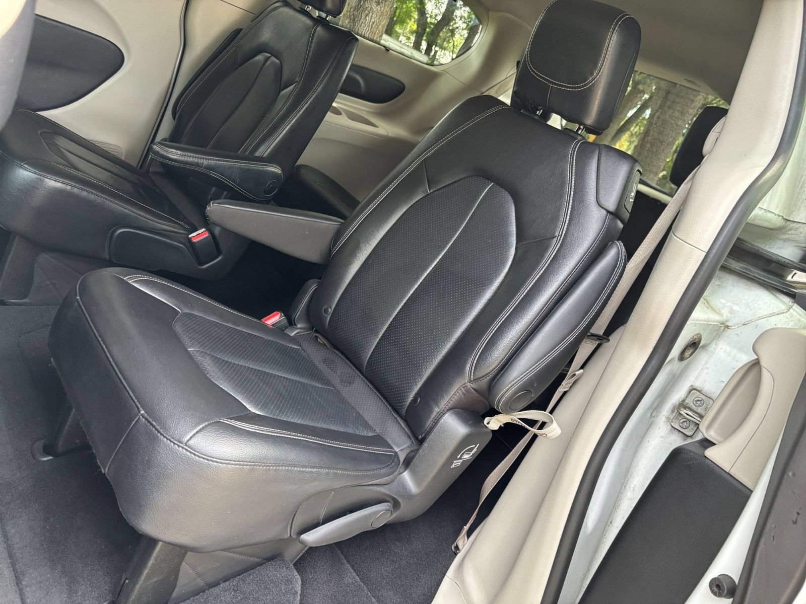 Used 2022 Chrysler Pacifica Touring-L FWD image 41