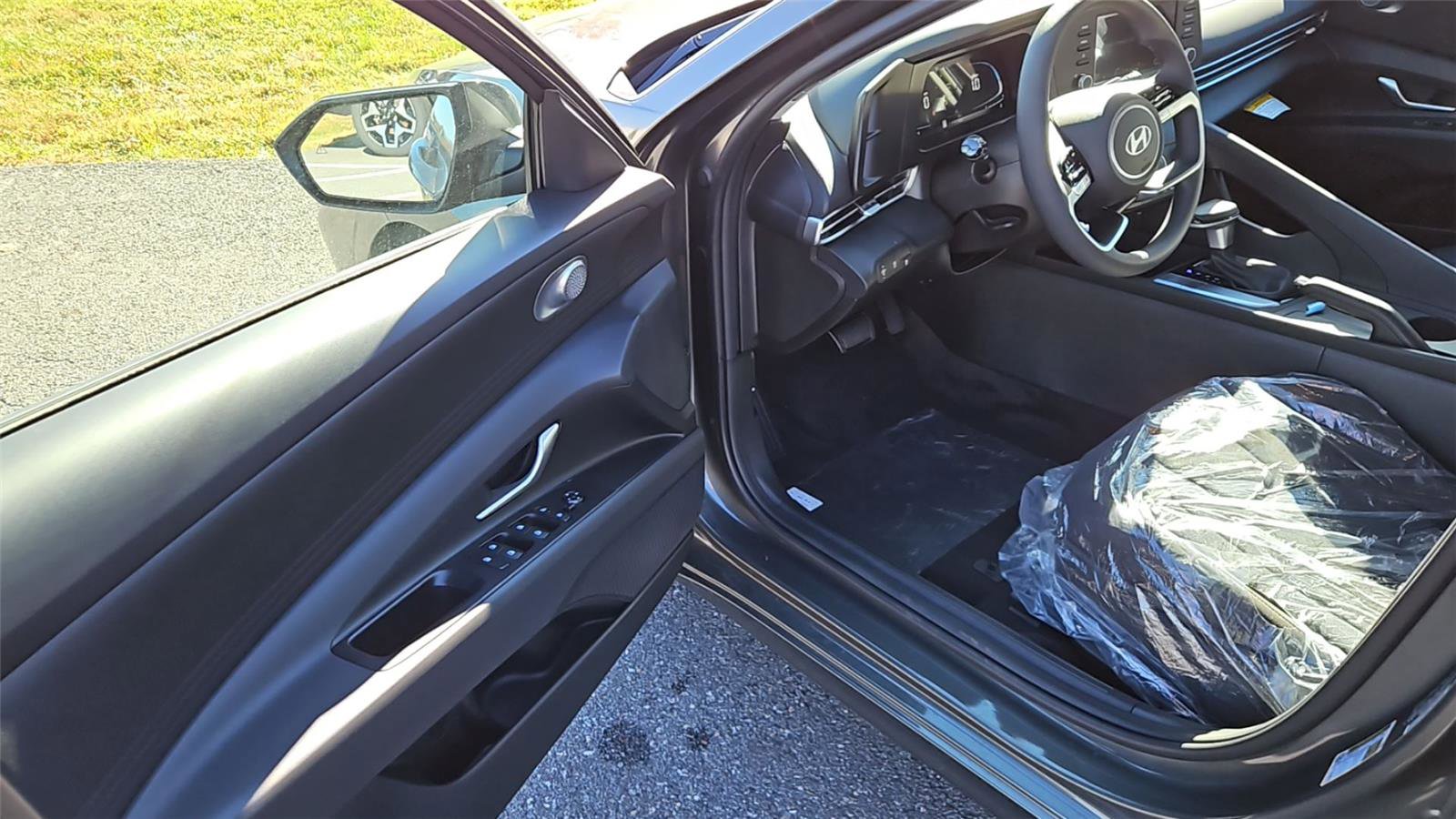 New 2025 Hyundai Elantra SE image 9