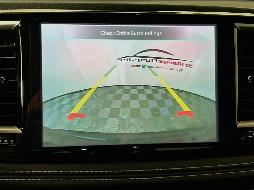 Used 2025 Chrysler Pacifica Select w/ Fav Edition Package FWD image 14