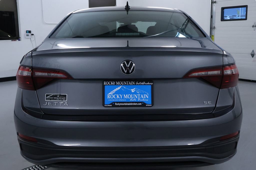 Used 2022 Volkswagen Jetta SE w/ Panoramic Sunroof Package image 6