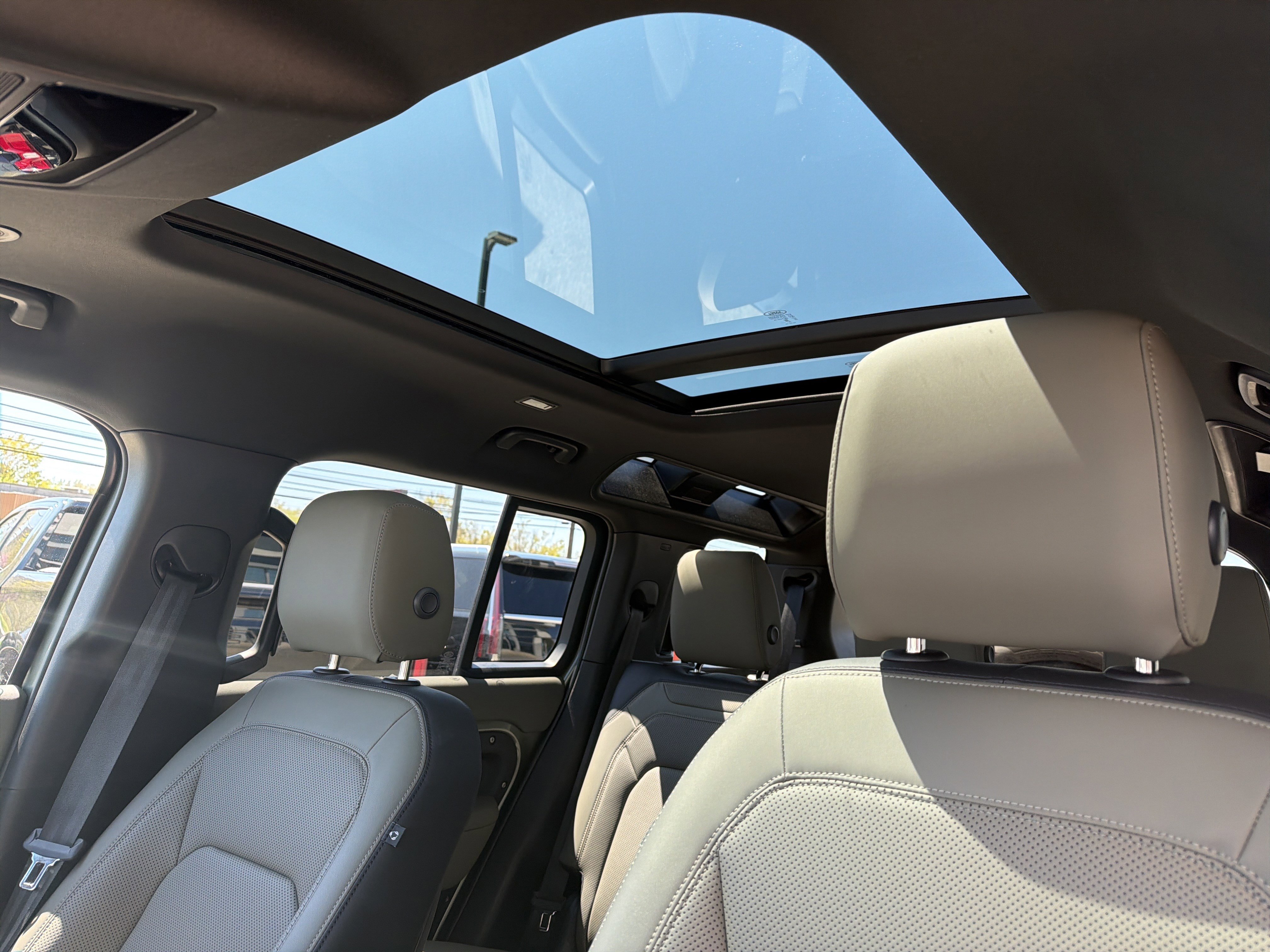 Used 2025 Land Rover Defender 110 X-Dynamic SE image 16