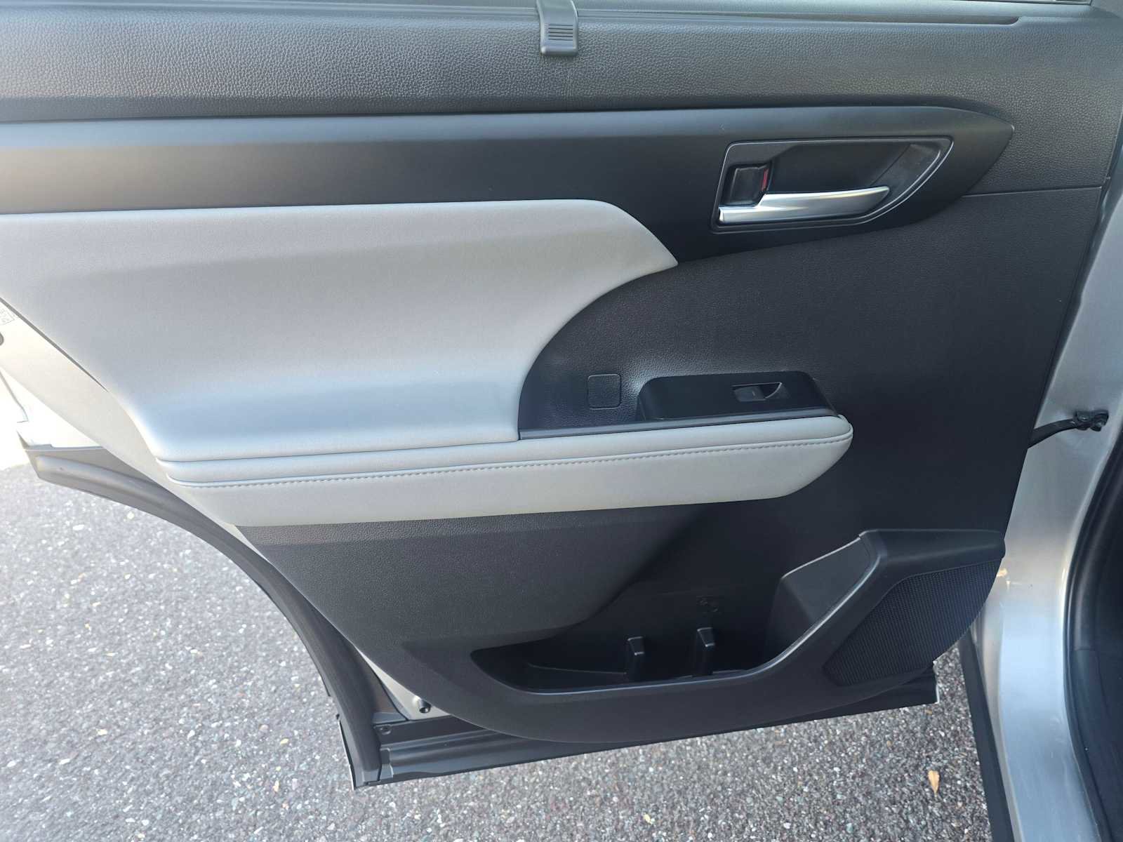 Used 2021 Toyota Highlander XLE image 19